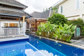Outdoor pool, pool loungers - OriVista Charming Villa Shree Canggu 2 mins to beach (Canggu)