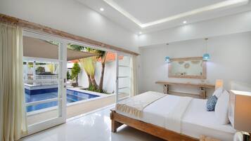 Un dormitorio con cama de madera, un ventanal y vista a una piscina.