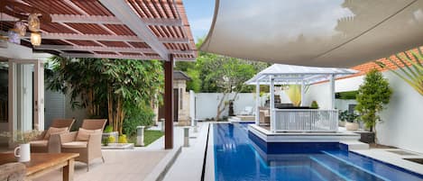 Outdoor pool, pool loungers