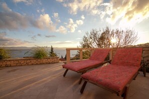 Familjehus - flera sovrum (Sea View Home Marianne 200m from sea) | Terrass/Patio