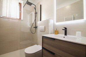 Maison familiale, plusieurs chambres (Sea View Home Marianne 200m from sea) | Salle de bain | Ensemble baignoire-douche, serviettes fournies, savon, shampooing