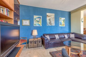 Maison familiale, plusieurs chambres (Sea View Home Marianne 200m from sea) | Aire de séjour | Téléviseur à écran plat de 21 po avec télévision numérique, téléviseur