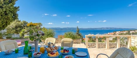 Family House, 4 Bedrooms, Balcony (Sea View Home Marianne 200m from sea) | Outdoor dining