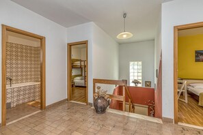 Familienhaus, Mehrere Schlafzimmer (Sea View Home Marianne 200m from sea) | 4 Schlafzimmer, Bügeleisen/Bügelbrett, kostenloses WLAN, Bettwäsche