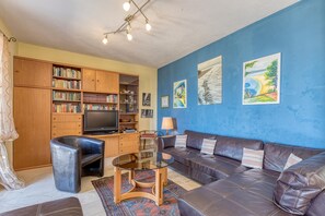 ファミリー ハウス 4 ベッドルーム バルコニー (Sea View Home Marianne 200m from sea) | リビング エリア | テレビ、ステレオ