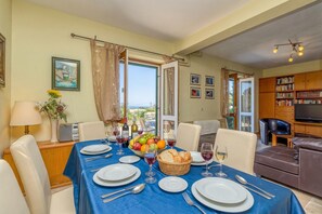 Family House, Multiple Bedrooms (Sea View Home Marianne 200m from sea) | Dining