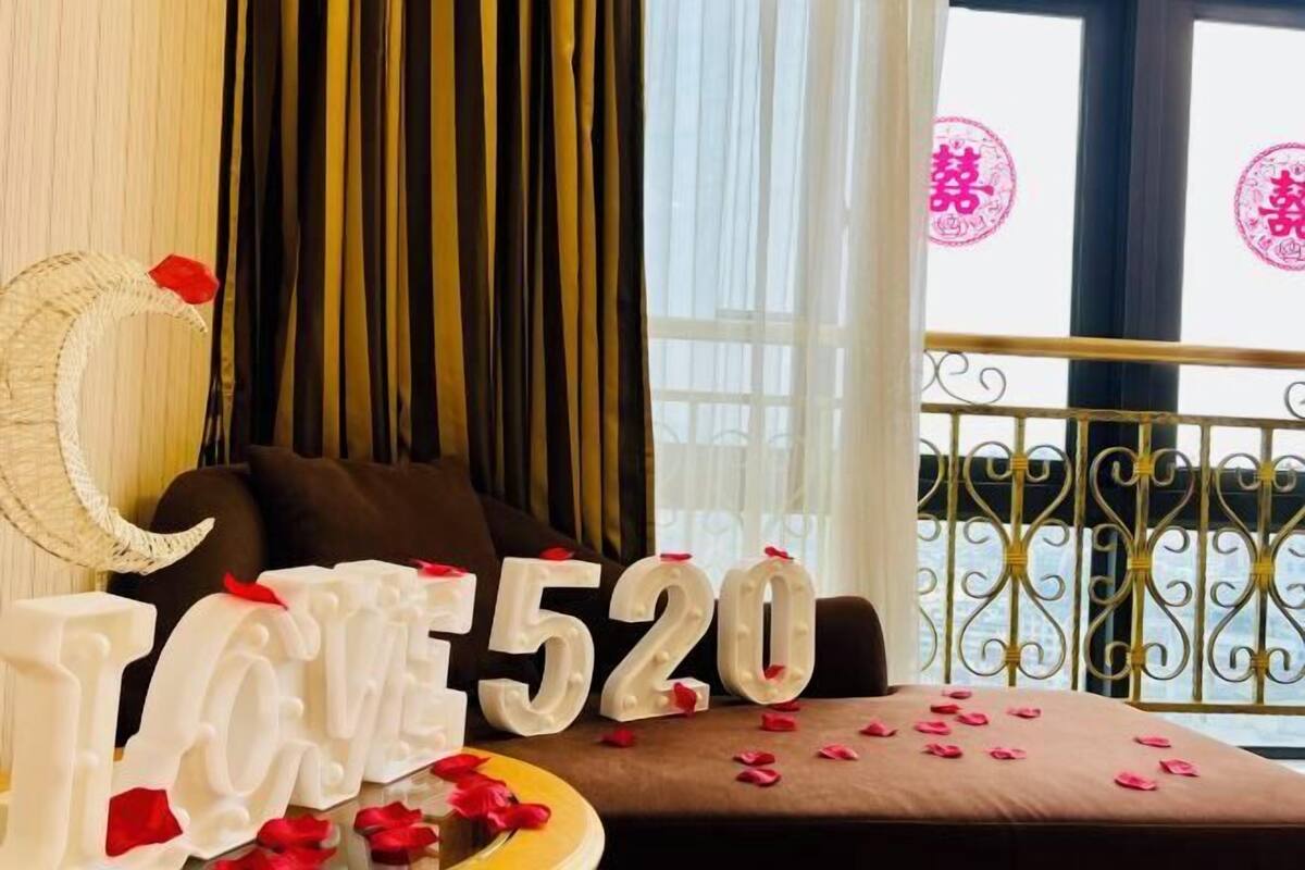 Une chambre avec un lit, un mur décoratif et un balcon doté d’une balustrade.