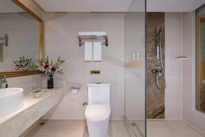 A modern bathroom with a glass-enclosed shower, a white toilet, and a large mirror. - Vienna Hotel (Lingshan Liufengshan Pedestrian Street) (Lingshan)