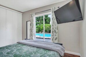 4 chambres, bureau, fer et planche à repasser, lit parapluie