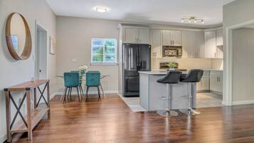 Een koelkast, een magnetron, een oven, een kookplaat