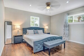 4 sovrum, skrivbord, strykjärn/strykbräda och resesäng