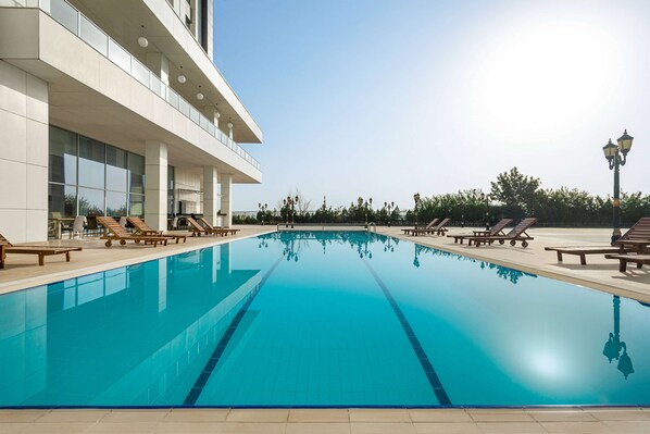 Kauden mukainen ulkouima-allas