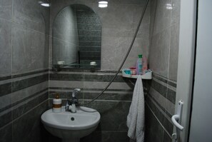 Shower, hair dryer, towels, soap - Boho Apart In the Heart of Old Tbilisi (T'bilisi)