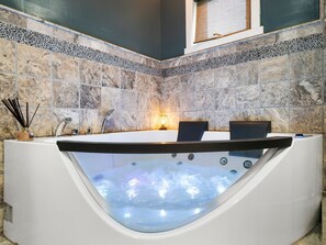 Combined shower/bathtub, jetted bath, hair dryer, towels