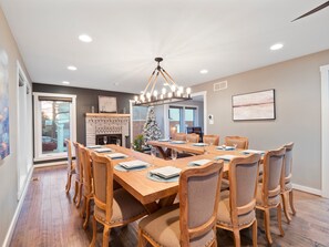 Dining - Video Tour 🎥 + Kid Friendly 👶 + City Views 🌆 + 🏓  (Arlington)