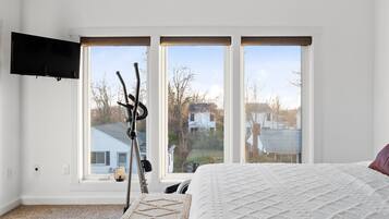 3 habitaciones, escritorio y tabla de planchar con plancha