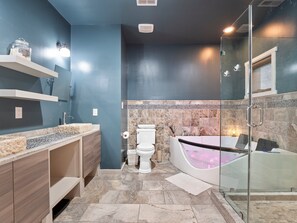 Combined shower/tub, jetted tub, hair dryer, towels