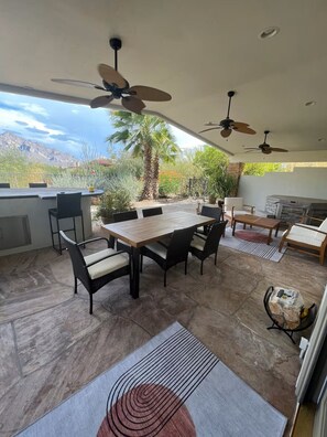 Outdoor dining - Songbirds N Serenity (Oro Valley)