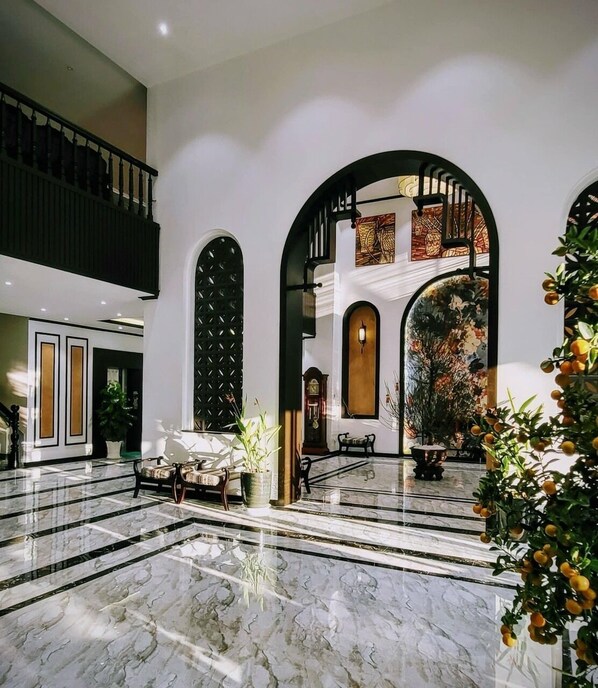 Lobby sitting area - Biet Dien Hotel (Buon Ma Thuot)