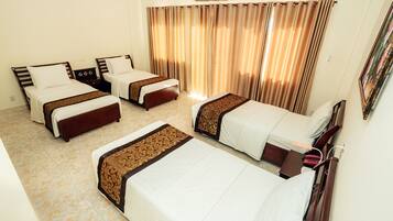 Camera familiare | Minibar, una cassaforte in camera, una scrivania, tende oscuranti