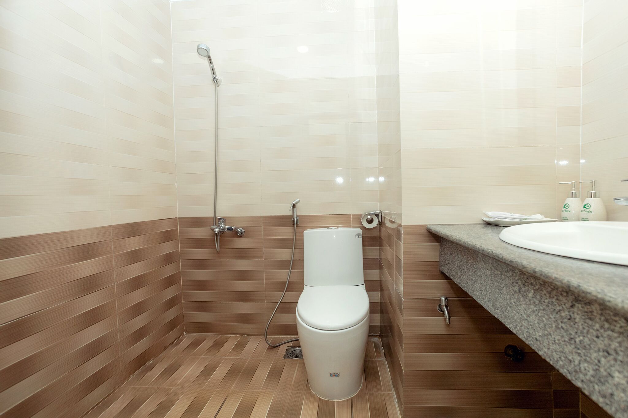 Shower, rainfall showerhead, free toiletries, hair dryer