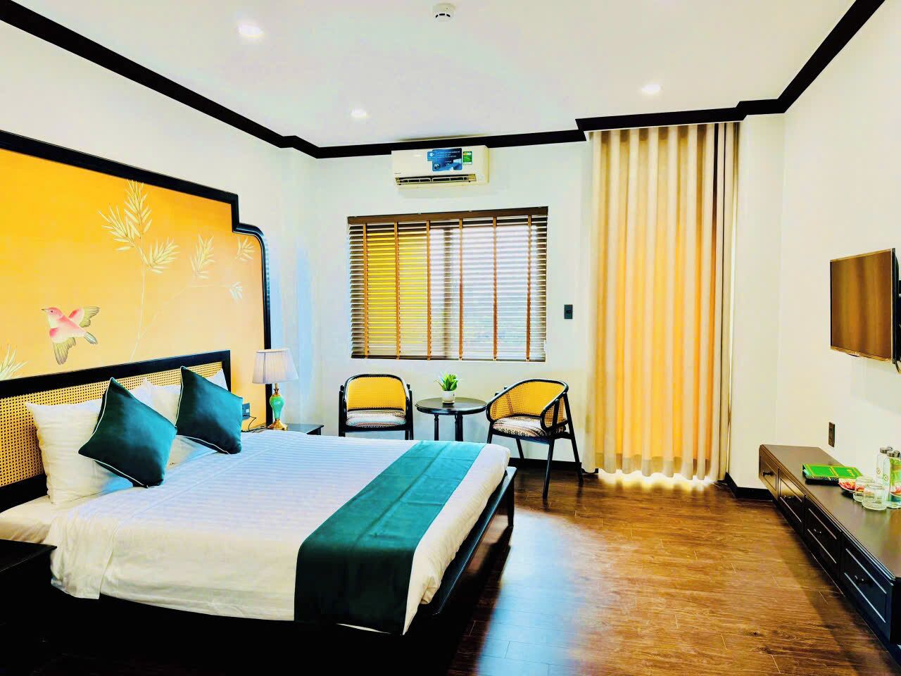 Kahden hengen deluxe-huone | Minibaari, tallelokero huoneessa, työpöytä, pimennysverhot