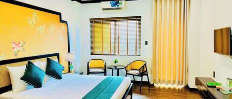 Minibar, caja de seguridad en la habitación y escritorio