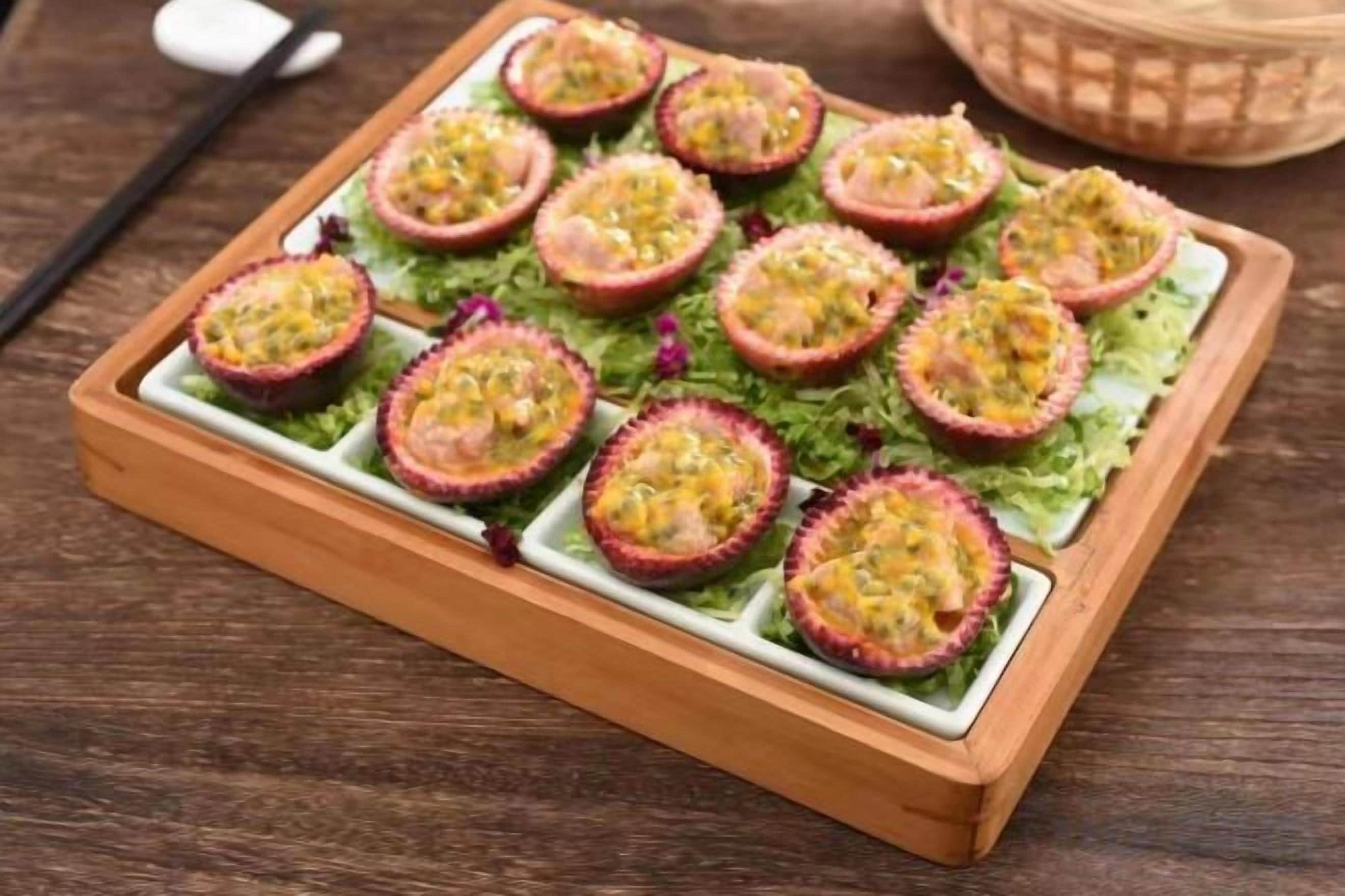 Un vassoio con diversi cibi, probabilmente antipasti, disposto su un tagliere di legno.