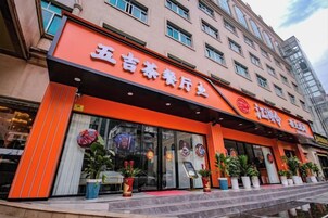 Un edificio con un letrero naranja que indica un restaurante.