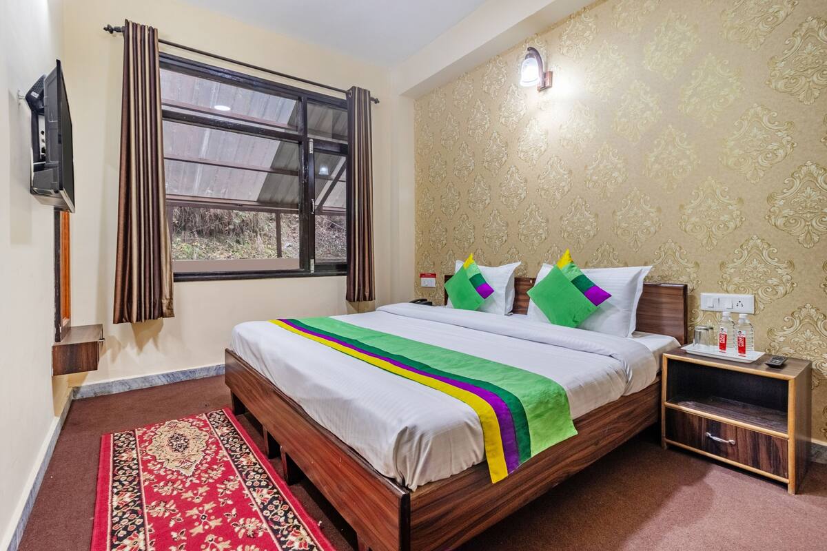 Standard Double Room, Balcony | Iron/ironing board