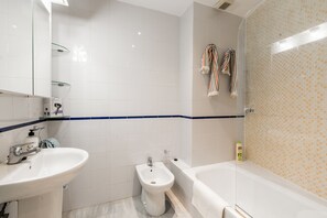 Ensemble douche/baignoire, sèche-cheveux, bidet, serviettes fournies