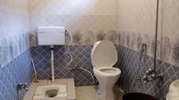 Quarto triplo luxo | Banheiro | Chuveiro, produtos de toalete grátis, chinelos, toalhas de banho