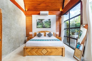 In-room safe, free WiFi, bed sheets