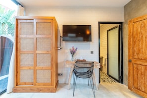 In-room safe, free WiFi, bed sheets