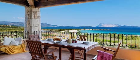 تناول الطعام بالخارج