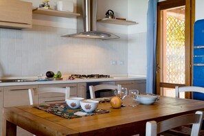 Fridge, oven, stovetop, dishwasher - Apartment "Ida Isuledda 2" with Pool, Garden & Wi-Fi (San Teodoro)