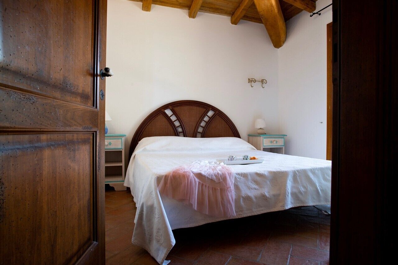 6 bedrooms, iron/ironing board, free WiFi