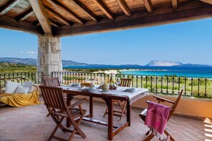 Outdoor dining - Villa "Ida Isuledda" with Pool, Garden & Wi-Fi (San Teodoro)