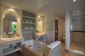 Badewanne, Haartrockner, Handtücher