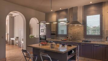 KĂŒhlschrank, Mikrowelle, Ofen, Herdplatte