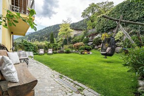 Terrace/patio - Apartment 'Ansitz Gurtenhof Graf v Frankenberg' with Mountain View & Wi-Fi (Tisens)