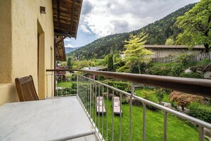 Terrace/patio - Apartment 'Gurtenhof Oswald von Wolkenstein' with Mountain View and Wi-Fi (Tisens)