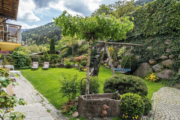 Property grounds - Apartment 'Gurtenhof Oswald von Wolkenstein' with Mountain View and Wi-Fi (Tisens)