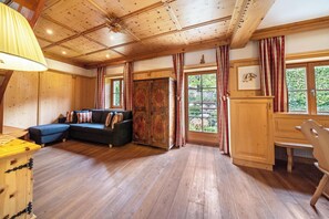 TV, fireplace - Apartment 'Gurtenhof Oswald von Wolkenstein' with Mountain View and Wi-Fi (Tisens)