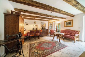 TV, fireplace - Apartment 'Gurtenhof Margarethe Maultasch' with Mountain View and Wi-Fi (Tisens)