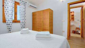 1 habitación, tabla de planchar con plancha, wifi gratis y ropa de cama