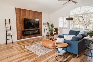 TV, lareira, mesa de pingue-pongue