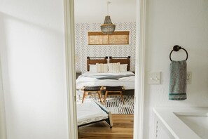 3 slaapkamers, een bureau, een strijkplank/strijkijzer, reisbedje