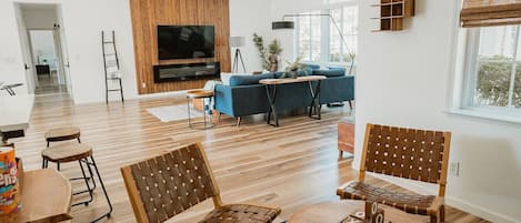 Televisión, chimenea y tenis de mesa