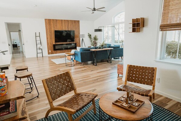 Televisión, chimenea y tenis de mesa